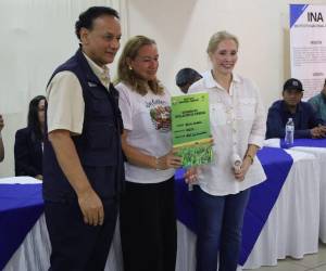El ministro director del Instituto Nacional Agrario (INA), junto a la primera dama Lissette del Cid de Asfura, entregaron los títulos definitivos de propiedad a las mujeres del municipio de Balfate, Colón.