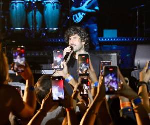 Se abre el telón —o, en este caso, la pantalla digital— y la banda comienza a sonar, llenando el espacio de acordes que elevan la expectación de un público puntual y ansioso. Entonces aparece una figura: un hombre de mediana edad, desenfadado, con la confianza de quien sabe a lo que viene. Es Melendi, en su primera visita a Honduras.