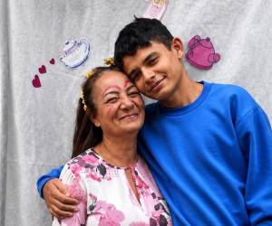 Una supuesta pastora brasileña de 67 años y un joven se casaron recientemente en una ceremonia religiosa que nadie olvidará pronto. La pareja selló su amor con un beso en frente de la congregación, generando gran polémica en redes sociales donde las imágenes se volvieron virales. A continuación los detalles.