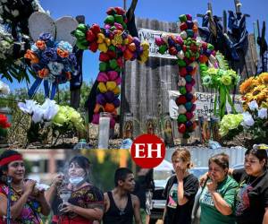 Residentes de Texas se reunieron bajo un inclemente sol el miércoles para lamentar la muerte de los 53 migrantes esta semana tras ser abandonados en un remolque a temperaturas elevadas, dejando muestras de flores, velas y botellas de agua.