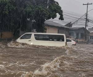 Las fuertes lluvias registradas este viernes dejaron calles inundadas, vehículos varados y fuertes corrientes de agua en diferentes sectores de San Pedro Sula.