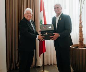 Nasry Asfura fue recibido en Lima por el ministro de Comercio Exterior y Turismo del Perú, Berthin Gómez.