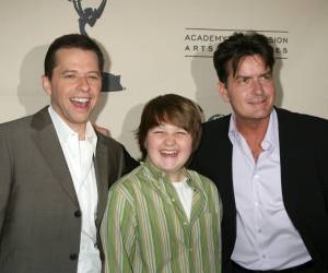 Jon Cryer reconoció en televisión que ya no guarda rencor hacia Charlie Sheen y que estaría dispuesto a seguir reconstruyendo el vínculo que los unió durante ocho temporadas en una de las comedias más vistas de la televisión estadounidense.