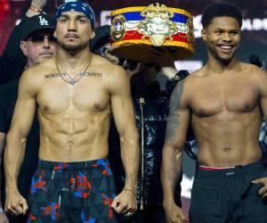 Teófimo López se mostró concentrado en el pesaje, mientras Shakur Stevenson intentó lo otro.