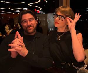 Hay una fecha en el calendario de 2026 que ciertos círculos del entretenimiento mencionan en voz baja desde hace semanas. No aparece en ningún comunicado oficial, ningún representante la ha confirmado. Y sin embargo, Page Six y el pódcast After Work Drinks la sostienen con suficiente detalle como para que el nombre de Taylor Swift y Travis Kelce rodee ese día con una expectativa que ya es difícil de ignorar.