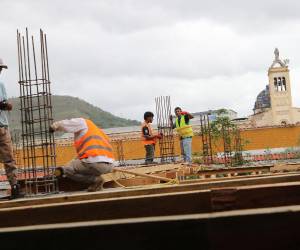 La reconstrucción del mercado San Isidro limita actualmente su actividad comercial al 30% de los puestos que conforman este histórico centro de abastos.