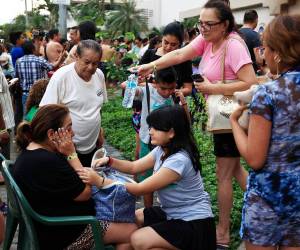 Las personas fueron evacuadas de los edificios por el fuerte movimiento telúrico.