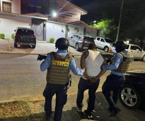 Según las autoridades, durante la operación se le decomisó un fusil AR-15, así como supuestas sustancias ilícitas.