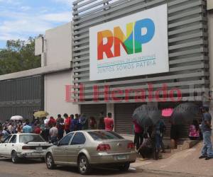 Para hacer los trámites el ciudadano debe asistir a Oficialía Civil del Registro Nacional de las Personas, que se ubica contiguo al Edificio Rojo, Torre Futura, frente a Galeano, primer nivel. El papaleo es personal y su ejecución puede tardar de ocho meses a un año.