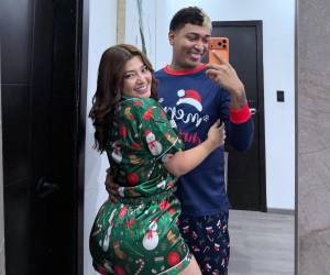 La Nochebuena en Honduras no solo se llenó de luces y tamales, sino también de momentos íntimos compartidos por las figuras públicas. La pareja que volvió a encender las redes fue Milagro Flores y Lester Cardona, más conocido como Supremo, quienes optaron por la comodidad y la diversión luciendo pijamas navideñas.