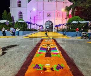 Fieles recorren las calles de Choluteca durante el Santo Entierro, en una manifestación de fe marcada por el silencio y la solemnidad del Viernes Santo. Aquí las imágenes del emotivo momento.