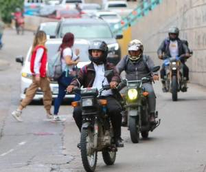 Autoridades de Tránsito afirman que la medida pretende proteger a los motociclistas y disminuir los accidentes en las carreteras nacionales.