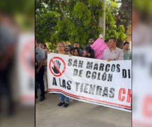 Comerciantes y pobladores participaron en un cabildo abierto para discutir la presencia de las tiendas chinas en el municipio. La votación terminó con 206 votos en contra y 131 a favor.