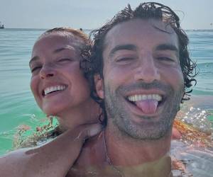 La mujer del actor, Emily Baldoni reconoció que el impacto emocional de la situación ha sido profundo y aseguró que todavía intenta entender lo ocurrido.