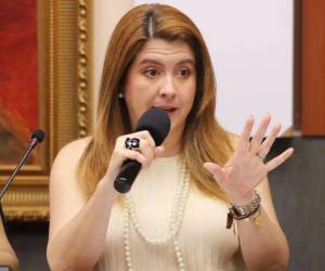 Según Cossette López, los candidatos cuentan con acceso directo a las actas en crudo, igual que el CNE, lo que les permite seguir de cerca los resultados antes de que sean validados y divulgados oficialmente.