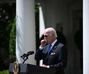 Biden, quien está vacunado con dosis completa y ha recibido además dos de refuerzo, está determinado a “proteger a todos aquellos (...) que tienen que trabajar cerca de él”.