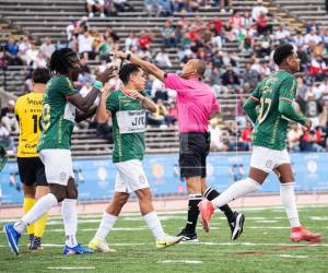 Cristian Sacaza aprovechó el error defensivo para darle el empate a Marathón ante Real España.