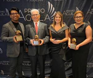 De izquierda a derecha Luis García, Venancio Mejía, Fayra Castro y Ana Belinda Colindres, con los galardones obtenidos en Premio Águila 2026.