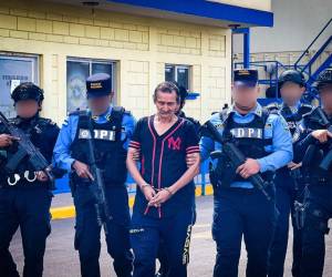 Marco Antonio Ávila Castellanos, de 68 años de edad, es fuertemente custodiado tras ser detenido en la residencial Lomas de San José, en la capital.
