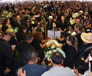 Pidiendo la renuncia de la presidenta de México, Claudia Sheinbaum, y en medio de un clamor de justicia, amigos, familiares y los pobladores de Uruapan despidieron al alcalde Carlos Manzo Rodríguez.