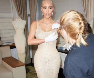 Kim y el equipo encargado de cuidar el vestido lo manipuló utilizando guantes y con sumo cuidado.
