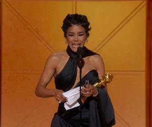 Envuelta en lágrimas, la famosa actriz brindó su discurso de ganadora.