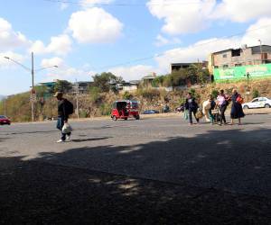 Estudiantes y peatones cruzan diariamente zonas peligrosas del anillo periférico; vecinos piden al alcalde priorizar la construcción de puentes peatonales.