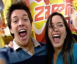 Roger González volvió a despertar la nostalgia de toda una generación Disney con su publicación más reciente en Instagram, donde compartió un carrete de fotos junto a Carla Medina, su compañera durante la era dorada de Zapping Zone.