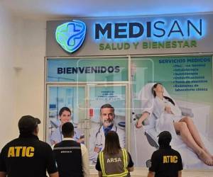 Autoridades de la ATIC, Arsa y la Región Metropolitana de Salud intervinieron la clínica Medisan en San Pedro Sula, señalada por presuntas prácticas fraudulentas.