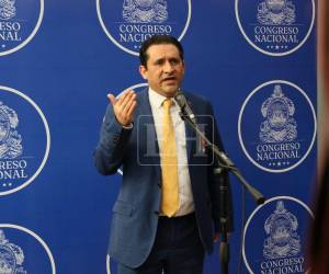 El magistrado suspendido brindó una conferencia de prensa tras su audiencia ante la comisión.