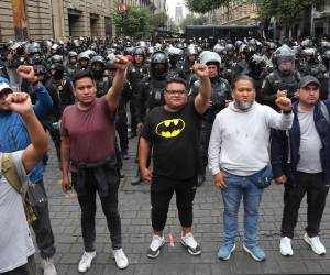 Policías antimotines bloquearon los accesos al primer cuadro de la capital mexicana.