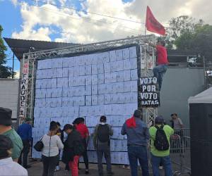 El actual alcalde, que corre por la reelección a la Alcaldía Municipal del Distrito Central (AMDC), Jorge Aldana, pegó en una manta, todas las actas de cierre, mientras el permanece desde hace 17 días en una carpa afuera del Centro Logístico Electoral (CLE), a la espera de resultados.