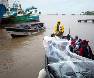 El residente sale del puerto de Bluefields antes de la llegada de la tormenta tropical Bonnie a Bluefields, Nicaragua, el 1 de julio de 2022.