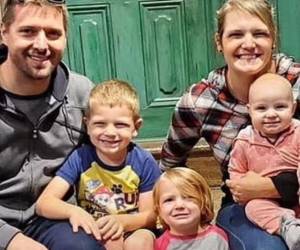 Christy Siau y David Siau junto a sus tres hijos, incluida McKenzie de 18 meses que murió durante el ataque.
