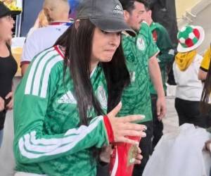 Luego del triunfo de México 2-0 frente a la Selección de Ecuador, los aficionados mexicanos celebraron a lo grande, sin embargo, ese festejo se vio opacado por un acto que fue considerado como un vergonzoso acto de intolerancia, que quedó captado en video y que encendió las redes sociales.