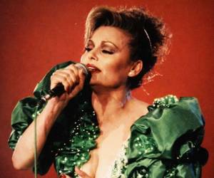 Murió en marzo de 2006. Tenía 61 años y un cáncer de útero que le habían diagnosticado cinco años antes. Desde entonces, su voz ha seguido circulando por millones de parlantes, auriculares y teléfonos —más de 10 millones de oyentes mensuales en Spotify lo confirman— como si el tiempo no hubiera pasado factura. Ahora, al cumplirse dos décadas exactas de su partida, el homenaje adopta otra forma: una sala oscura, una pantalla enorme y el Auditorio Nacional de México vibrando otra vez con Amor eterno.