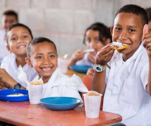 Para este año Honduras destinó 1,022 millones de lempiras para llevar merienda escolar a los más de 21,000 centros educativos públicos que hay en el país.