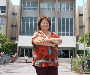 Lucía Alvarado Alonzo nació el 15 de marzo de 1961, en Tegucigalpa. Tiene 39 años de ejercer el periodismo.