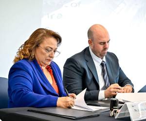 La ministra de Educación, Arely Argueta y el director del Programa Internacional McGovern-Dole en Honduras, Roger Sánchez, firmaron el memorándum de entendimiento este viernes.