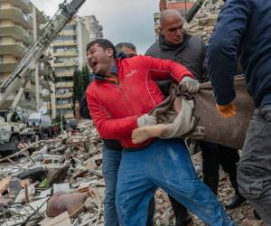Un terremoto de 7.8 de magnitud sacudió Turquía y Siria durante la madrugada del lunes -6 de febrero- . Como consecuencia del potente sismo, las muertes ascienden a más de 11,000 personas y unas 42,600 heridas de acuerdos a los últimos reportes. A continuación las 20 imágenes más impactantes de la tragedia.
