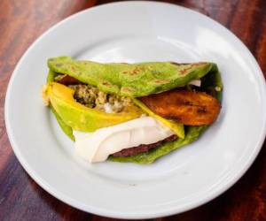 La baleada con tortilla de espinaca puede acompañarse con los ingredientes tradicionales, como frijoles fritos, huevo, plátano maduro, aguacate y mantequilla crema.