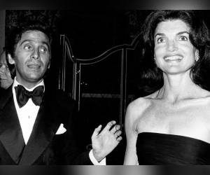 Valentino Garavani, el último de los grandes diseñadores de la moda, falleció este lunes 19 de enero en Roma a los 93 años tras una larga carrera que le convirtió en el gran maestro de la elegancia y en todo un referente para varias generaciones de diseñadores.