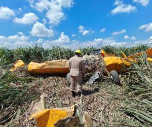 La avioneta amarilla quedó destruida por el fuerte impacto.