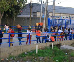 Decenas de hondureños sin empleo hacen fila para obtener una vacante en las maquilas.