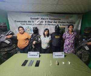 Las tres damas luego de ser detenidas en posesión de cocaína y marihuana cuando iban de visita al Centro Penal de Támara.
