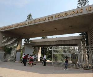 Según los estudiante, el nuevo plan de estudios estaría provocando retrasos en la culminación de la licenciatura a más de dos mil estudiantes de Derecho.