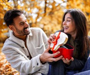 El Día del Amor y la Amistad se está terminando y el regalo perfecto sigue pendiente. Miles de personas enfrentan esta situación cada 14 de febrero, pero la buena noticia es que existen opciones tan efectivas como accesibles para resolver el apuro sin sacrificar la calidad del gesto. La clave está en apostar por lo experiencial, lo comestible o lo creativo antes que por el objeto tradicional. A continuación algunas opciones que lo sacarán del apuro.