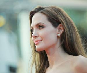 Jolie compró la residencia en 2017, tras divorciarse de Brad Pitt, por 24,5 millones de dólares, de acuerdo con el Wall Street Journal.