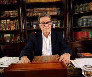 Cada libro en la biblioteca de la casa de Arístides Mejía guarda una historia, pero también la memoria de quien nunca se olvida: Lisette, su única hermana.