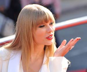 Taylor Swift, cuyo nombre completo es Taylor Alison Swift, llega hoy al altar junto al ala cerrada de los Kansas City Chiefs, Travis Kelce, y con ella llega una pregunta que circula entre sus seguidores desde hace meses: ¿Qué apellido oficial usará la cantante una vez concluida la ceremonia?